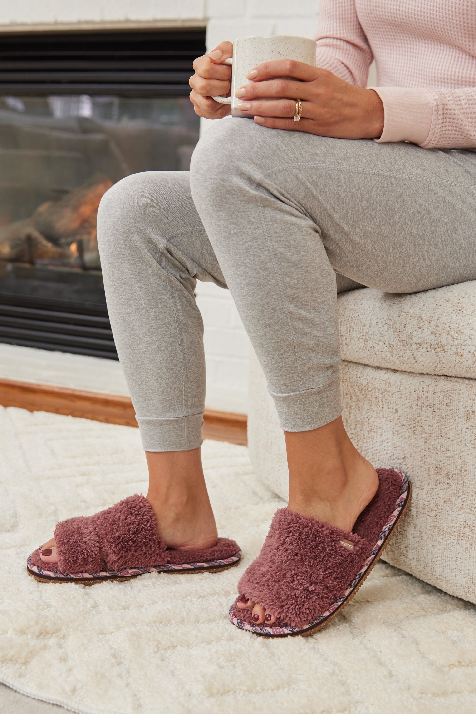 もふもふ Women's Equinox Sherpa Double Strap Slipper Mulberry – Feelgoodz