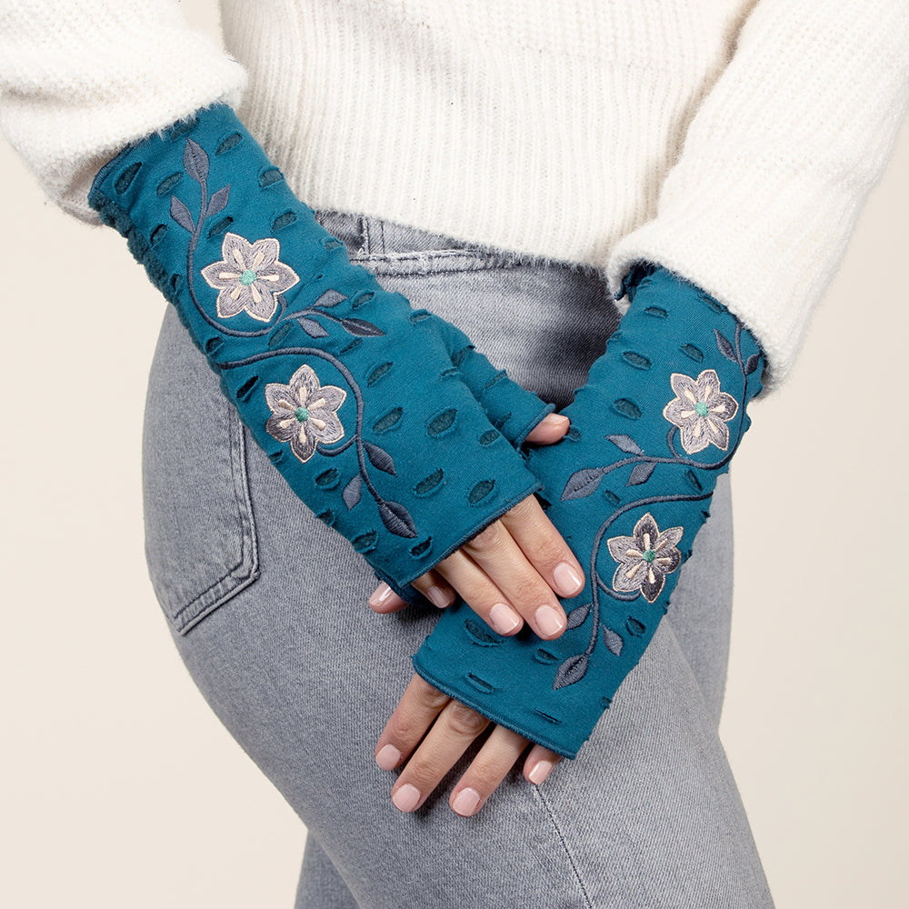 Primrose Fleece Fingerless Glove Lapiz on model